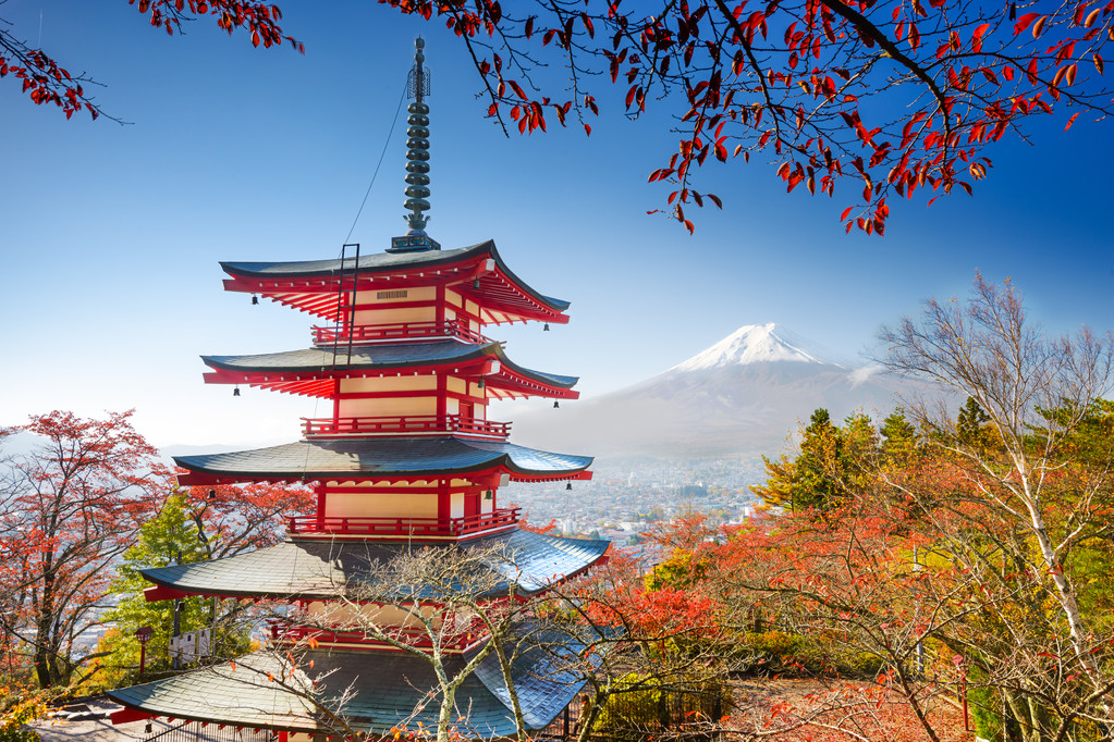 宝塔和远处的富士山