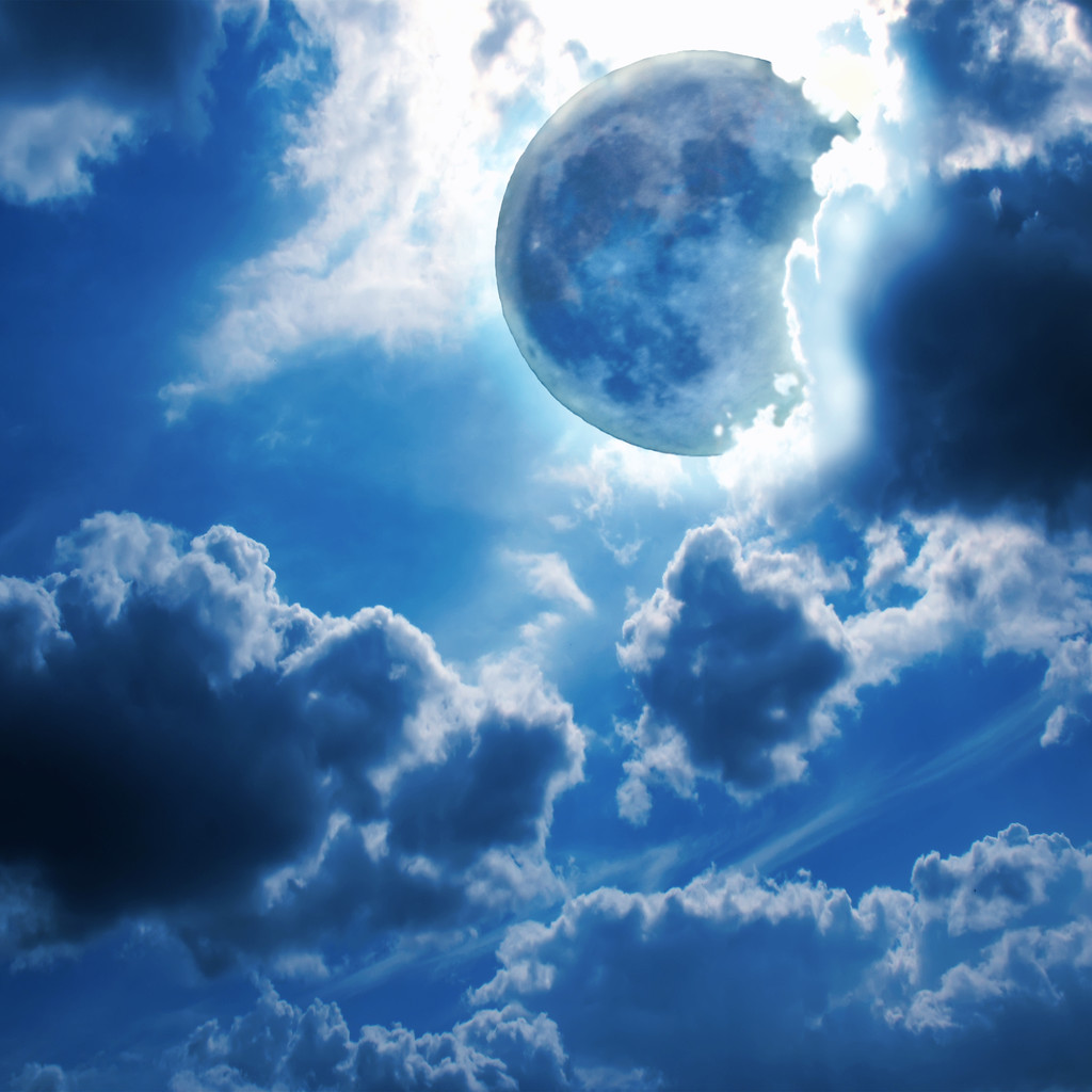 满月照亮夜晚的天空中的云