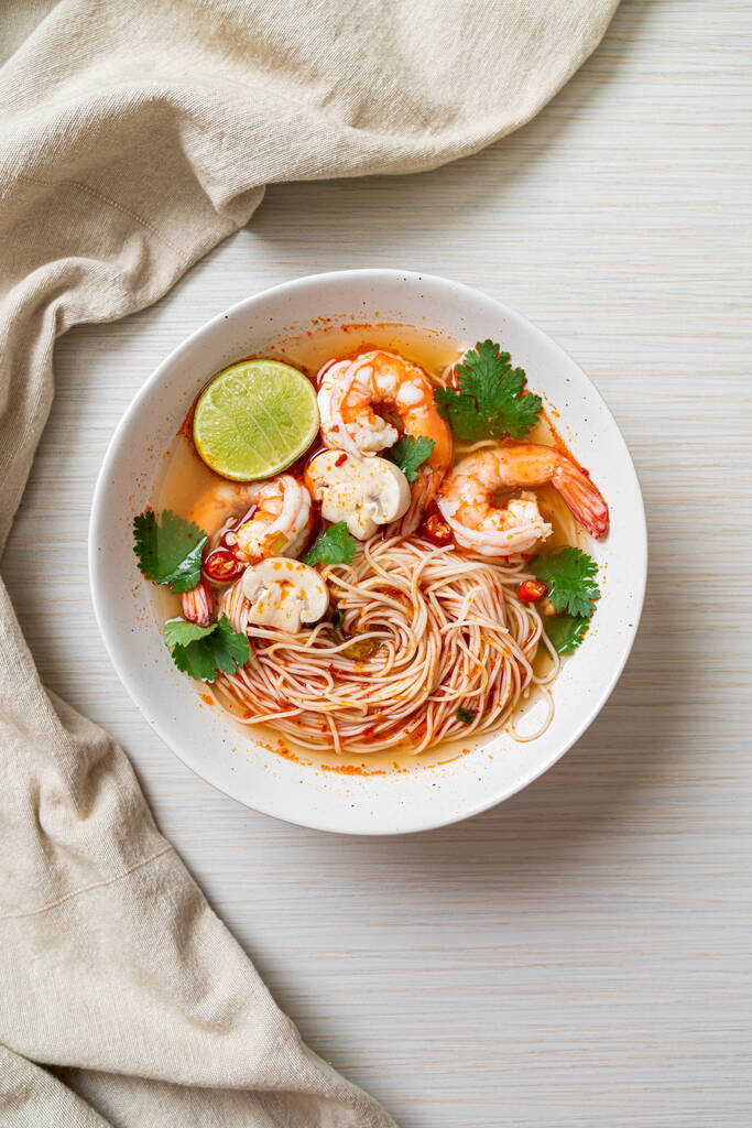 配辣汤和白碗虾仁的面条（Tom Yum Kung）-亚洲风味